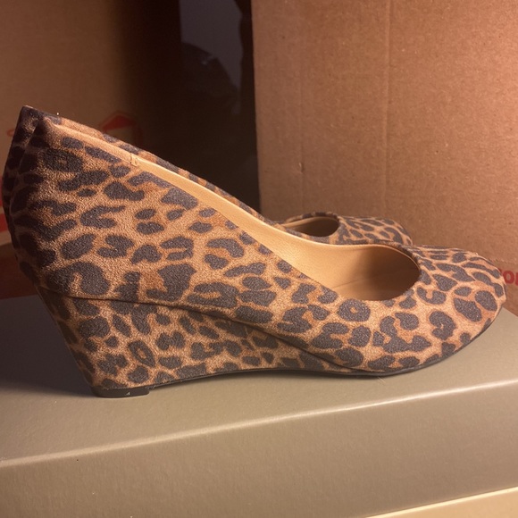 Animal print 2” wedge by David Aaron Like new! - Picture 3 of 8